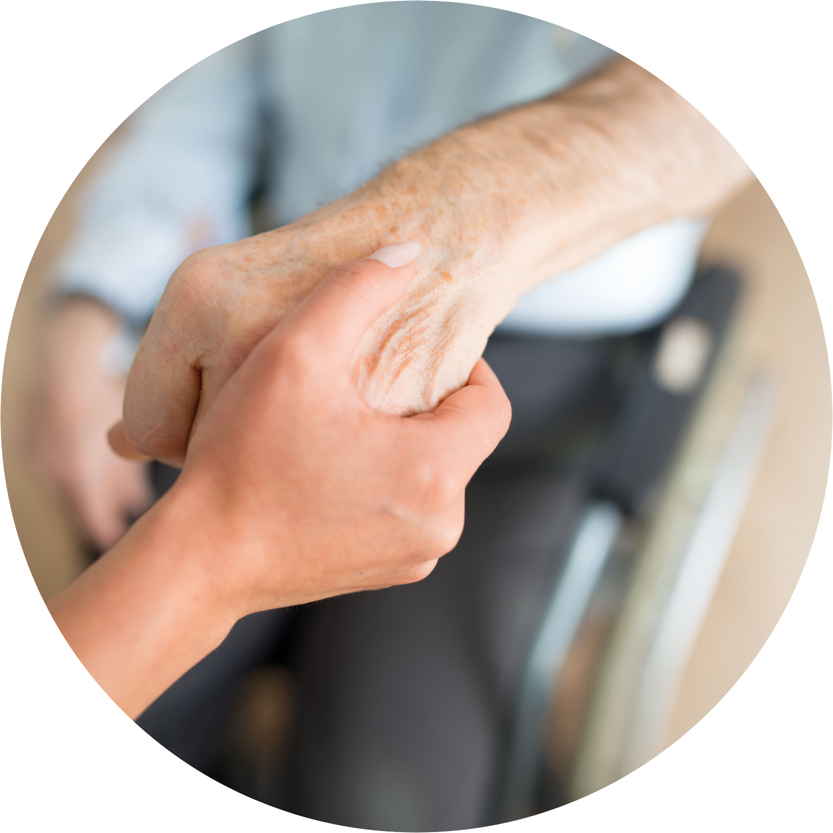 Hand einer Pflegerin hält empathisch die Hand eines Seniors