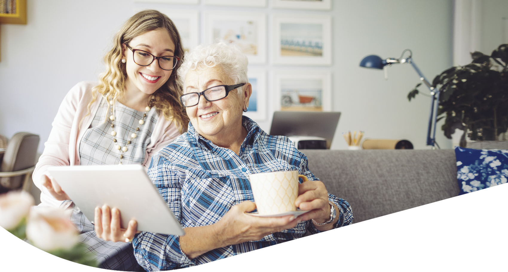 Tochter und Mutter bestellen gemeinsam am Tablet eine Rosenthal Care Box